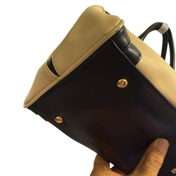 Elegant CHARLES JOURDAN Black and Tan leather Women's Handbag in good condition - Picture 10 of 16